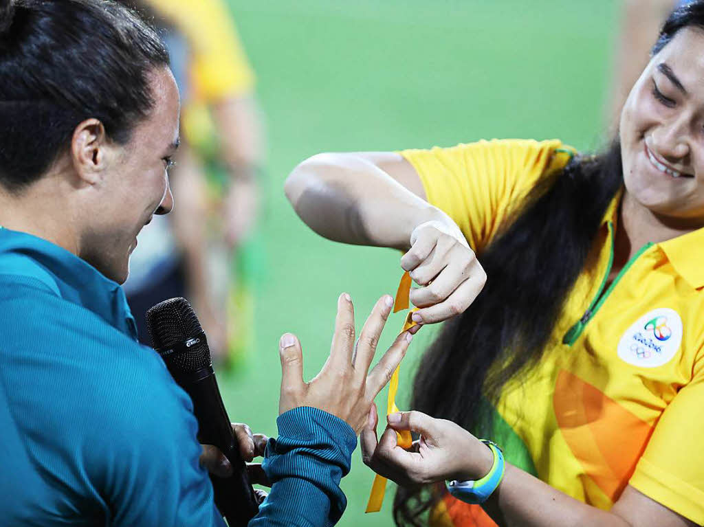 Bei Brasiliens Rugbyspielerin Isadora Cerullo flieen die Freudentrnen. Nach der Niederlage gegen Japan rennt Freundin Marjorie Enya aufs Feld und macht Cerullo einen Heiratsantrag. Natrlich sagt Cerullo „Ja“.