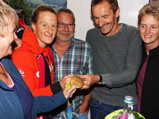 Melanie Behringer im Kreise der Wiedener &#8211; mit Goldmedaille!  | Foto: Hans-Jrgen Hege