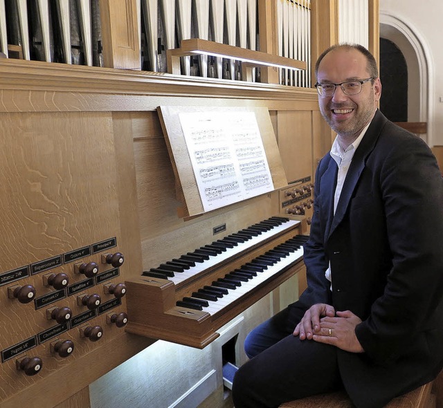 Tobias Lindner an der Bad Bellinger Metzler-Orgel   | Foto: Dorothee Philipp