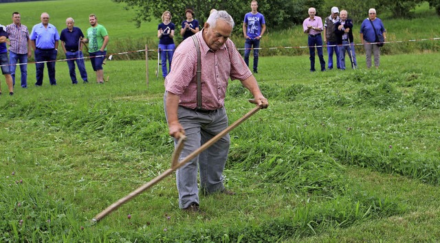 Der lteste Teilnehmer beim Wettsensen... ist Franz Urban Stihl mit 80 Jahren.   | Foto: Christina Rademacher