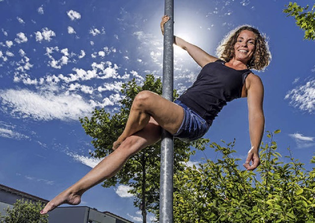 Hingucker an der Straenlaterne: Pole-Dancerin Nadine Burghard aus Rust   | Foto: Bernhard Rein