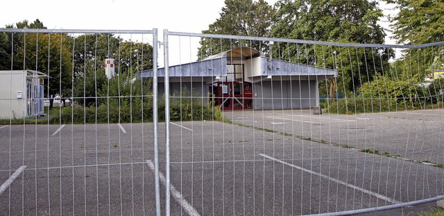 Bereit fr den Abriss: die alte Zulassungsstelle in der Raiffeisenstrae  | Foto: HEIDI FSSEL