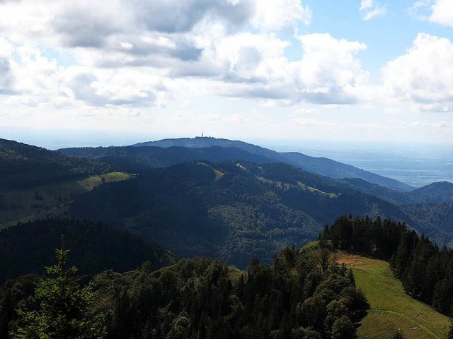 Der Schwarzwald wird als Urlaubsziel i...vom Belchen nach Sdwesten zum Blauen.  | Foto: Dorothee Philipp