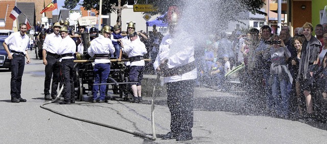 Wasser Marsch &#8211; die Tragfeuerls...Saiger Feuerwehr sorgte fr Abkhlung.  | Foto: Siegfried Gollrad