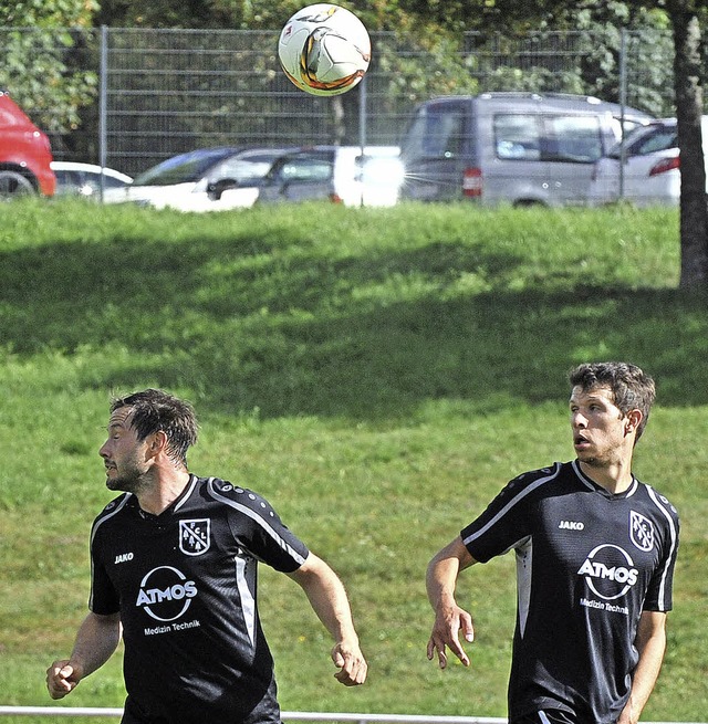 Die Lenzkircher Spieler suchen im  Der...ell gegen den FC Neustadt II mit 0:2.   | Foto: Wolfgang Scheu