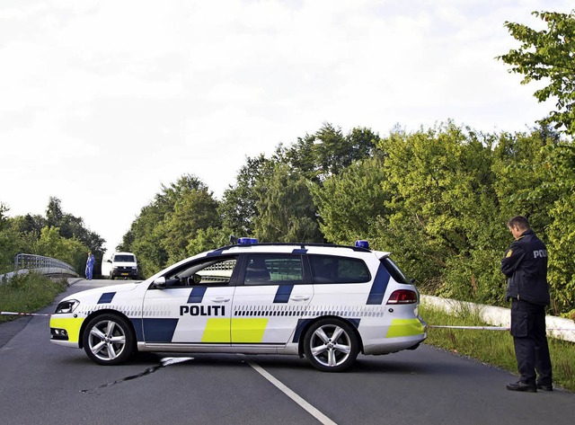 Die Polizei sperrt die Autobahnbrcke ab.   | Foto: dpa