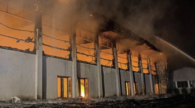 Brandstiftung: Am 25. August 2015 stan...nge sollten dort untergebracht werden.  | Foto: dpa