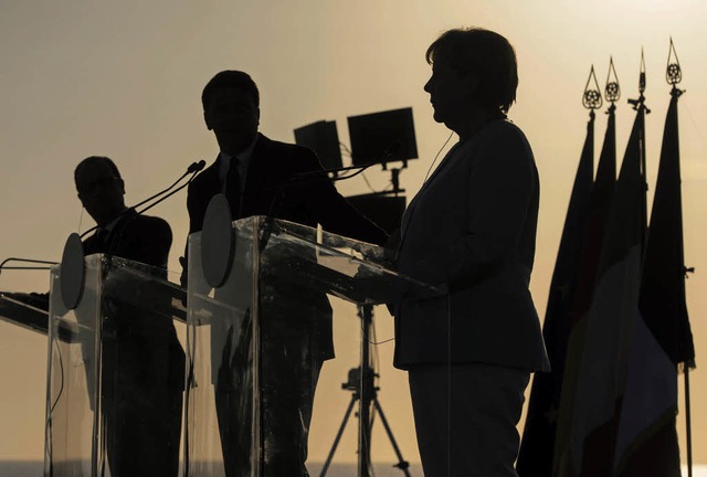 Malerische Kulisse:  Frankreichs Prsi...Angela Merkel  bei der Pressekonferenz  | Foto: AFP