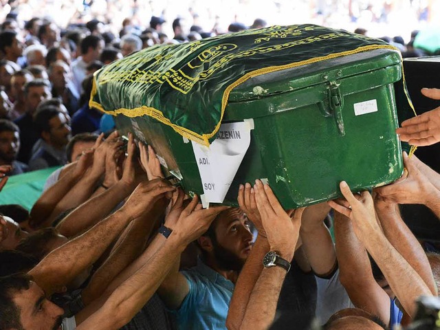 In Gaziantep wird ein Opfer des Anschlags beerdigt.  | Foto: AFP