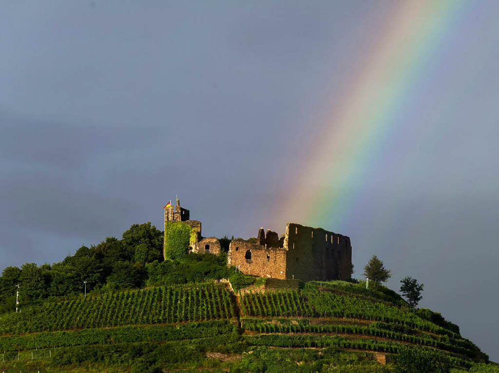 Zielgenau trifft der Regenbogen die Staufener Burg und Fotograf Bernhard Seitz in diesem Moment den Auslser.