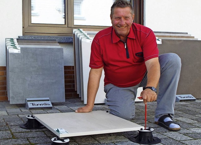Dieter Schneider mit einer auf hhenverstellbaren Stelzen liegenden Platte  | Foto: am