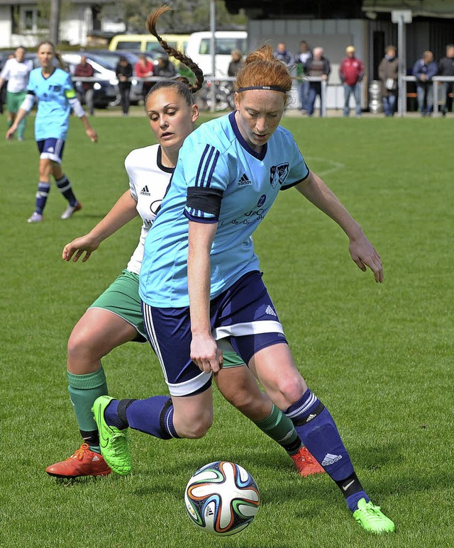 Verbandsliga-Derby: Vivien Halbauer (l...eut auf den FC Hausen und Sara Tholen.  | Foto: Meinrad Schn