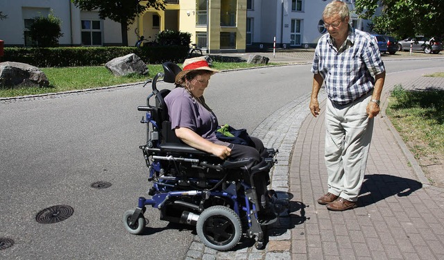 Fr Katja Luem im Rollstuhl ist dieser...Aufstehhilfe hngen an der Kante fest.  | Foto: Christiane Franz