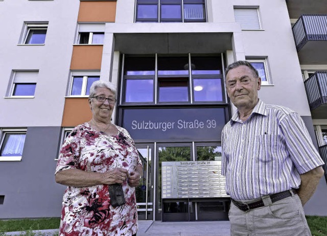 Inge Mast und Gnther Mller vor ihrem neuen Heim  | Foto: Thomas Kunz