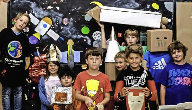 Die Kinder des Workshops &#8222;Reisen...lten Satelliten, Planeten und Sternen.  | Foto: Ansgar Taschinski