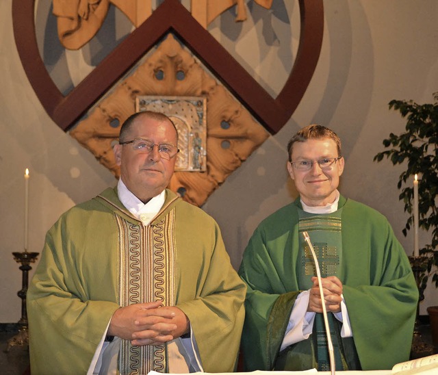 Pfarrer Antal Pal (links) vertritt Pfa...den vier Wochen whrend dessen Urlaub.  | Foto: Paul Berger