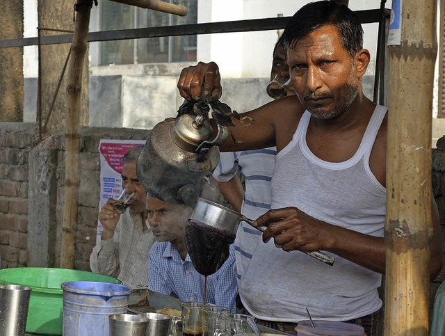 Srimangal im Nordosten Bangladeschs gi... der Strae wird berall Tee verkauft.  | Foto: Theresa Trndle