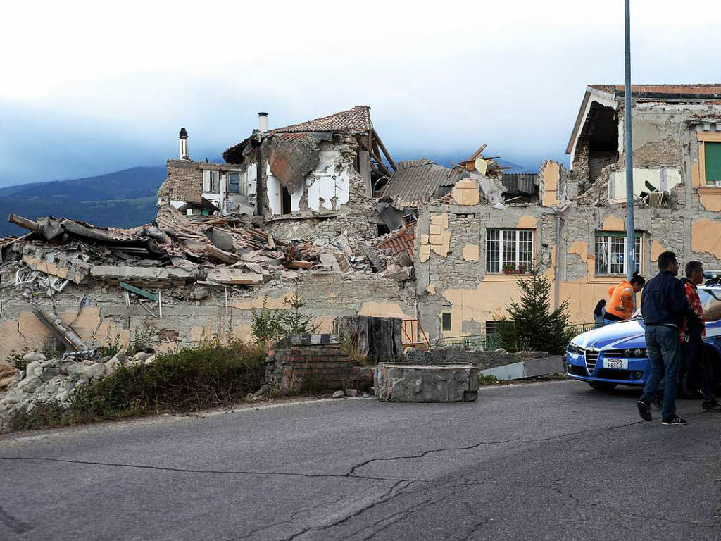 Menschen unter Trmmern, eingestrzte Huser: Ein schweres Erdbeben in Italien lsst Schlimmes befrchten. <?ZE?>
