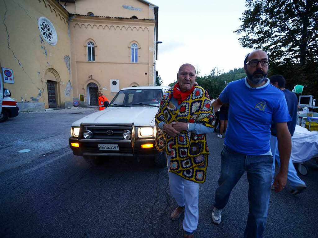 Menschen unter Trmmern, eingestrzte Huser: Ein schweres Erdbeben in Italien lsst Schlimmes befrchten. <?ZE?>
