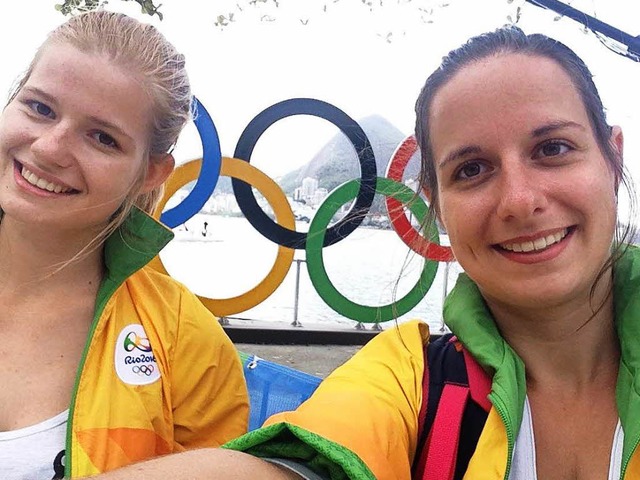 Selfie mit Zuckerhut: Die Volunteers R...links) und ihre Schwester Zarah in Rio  | Foto: Zengerling