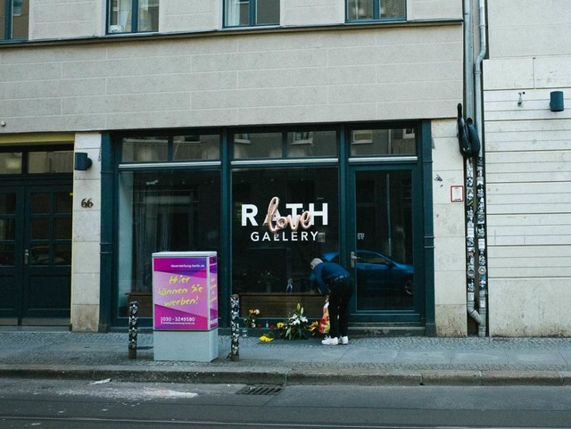 Blumen vor der Rath Gallery in Berlin  | Foto: Matze Hielscher