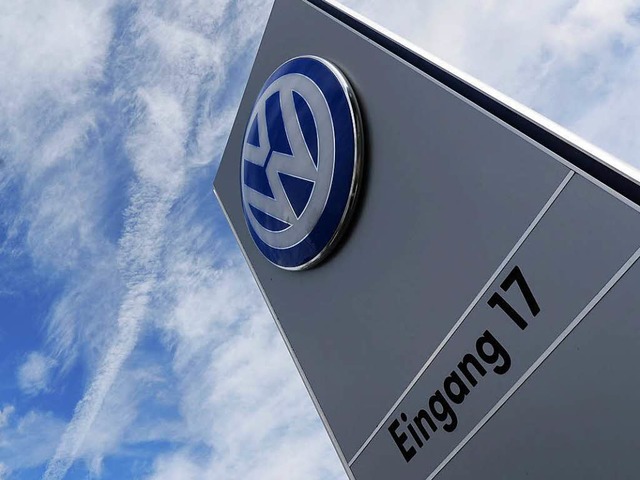 Ein Schild weist den Weg ins Wolfsburger VW-Werk.   | Foto: dpa