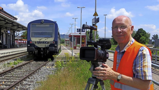 Heinz Gttlich bei der Arbeit mit der Kamera am Breisacher Bahnhof  | Foto: Privat