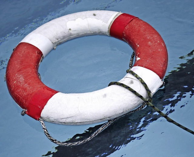 Im Notfall hilft Nichtschwimmern der Rettungsring.   | Foto: dpa