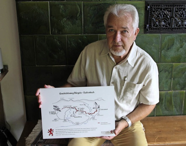 Karlheinz Beyerle mit Infotafel Geschichtsweg  | Foto: Rolf-Dieter Kanmacher