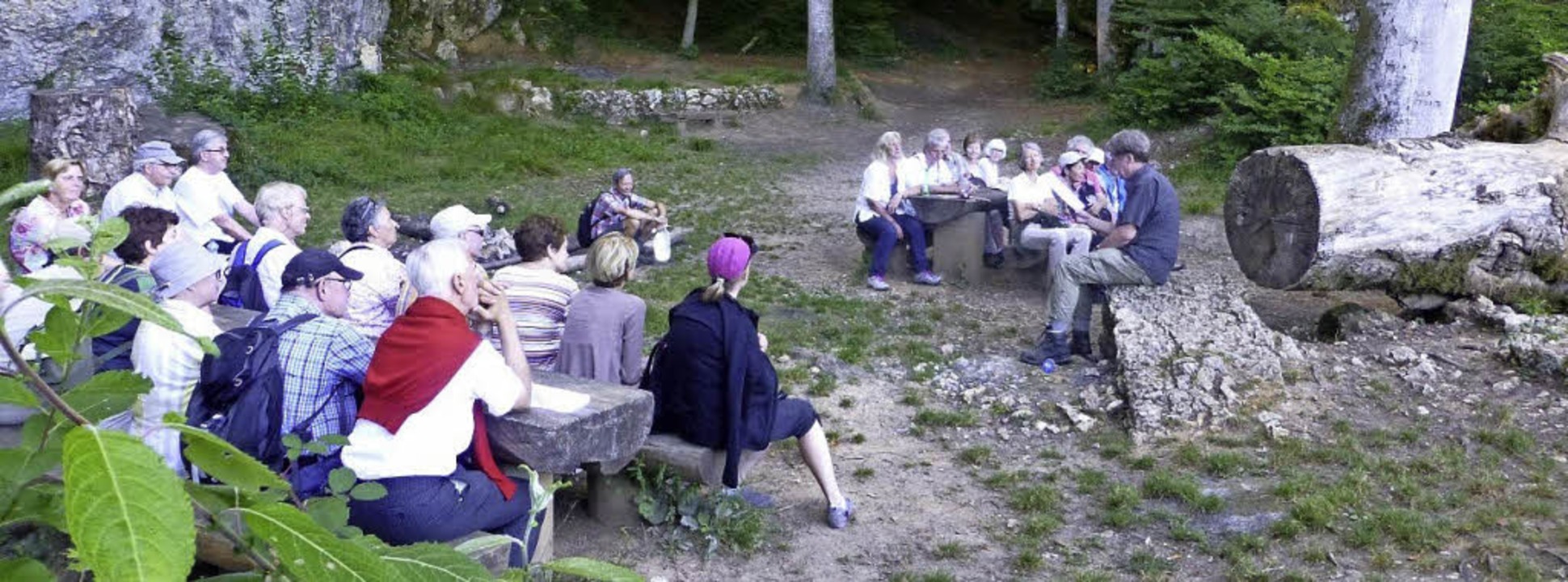 Christian Zingg (rechts) las in der Wolfsschlucht aus Hebels Werken.   | Foto: Felix Grtner