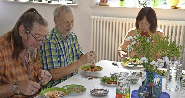 Beim gemeinsamen Mittagessen und ander... die Bewohner des Erich-Reisch-Hauses.  | Foto: Sabine Ehrentreich