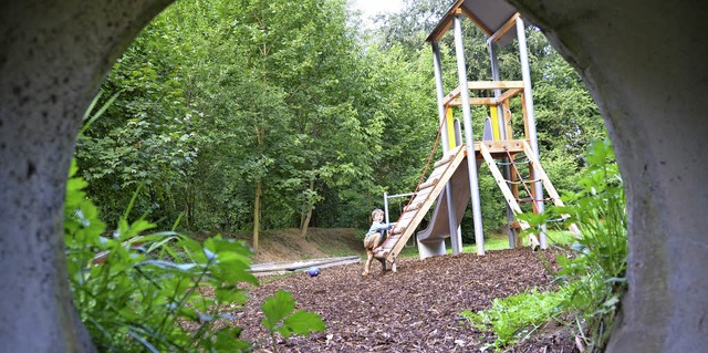 Der neue Spielturm auf dem Waldspielpl...hon von Kindern in Beschlag genommen.   | Foto: Frank Schoch