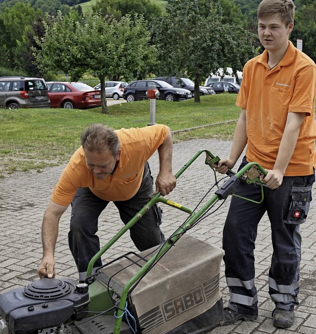 Thomas Lorenz (links) hilft Dominik, w...al wieder nicht richtig funktioniert.   | Foto: Julius Steckmeister
