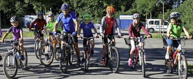 Zum Fahrradtraining im Rahmen des Scho...zend Mdchen und Buben machte mit.      | Foto: Ralph Lacher