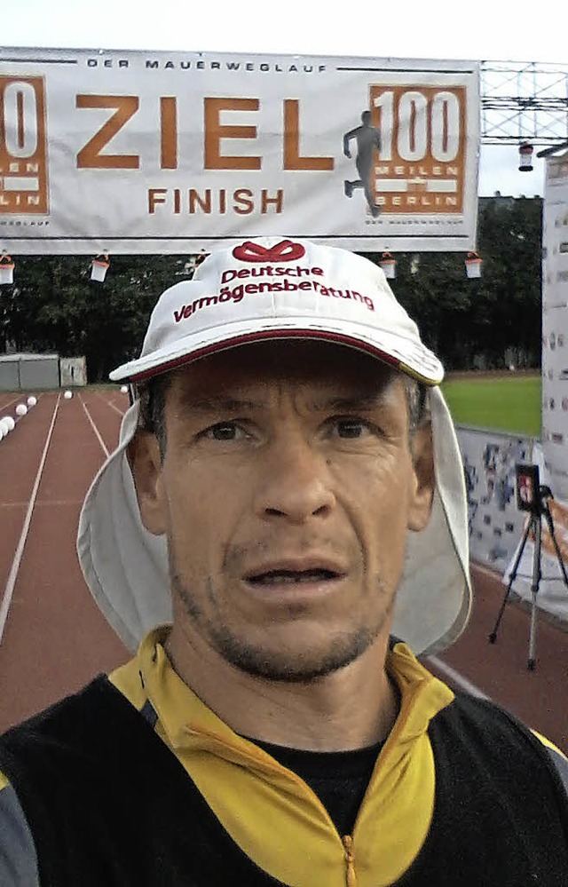 Uwe Tritschler im Ziel beim 100-Meilen-Lauf in Berlin.   | Foto: Privat