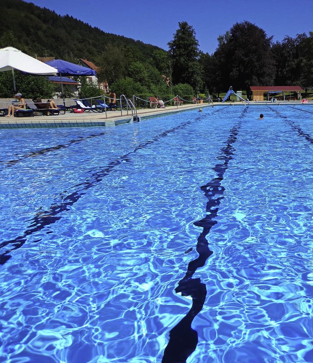 Noch blauer als in manchem olympischen...dern, hier das Schwimmbad in Elzach.   | Foto: Yannick Allgeier