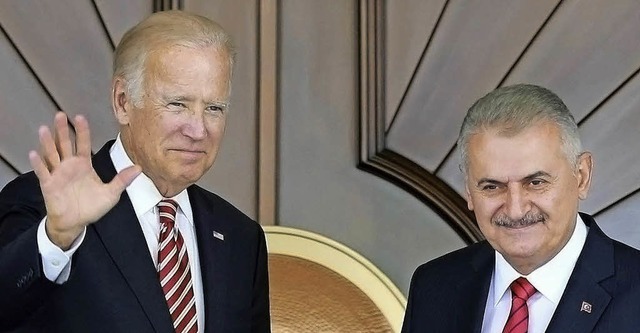 US-Vizeprsident Joe Biden (links) und...sche Premierminister  Binali Yildirim   | Foto: AFP