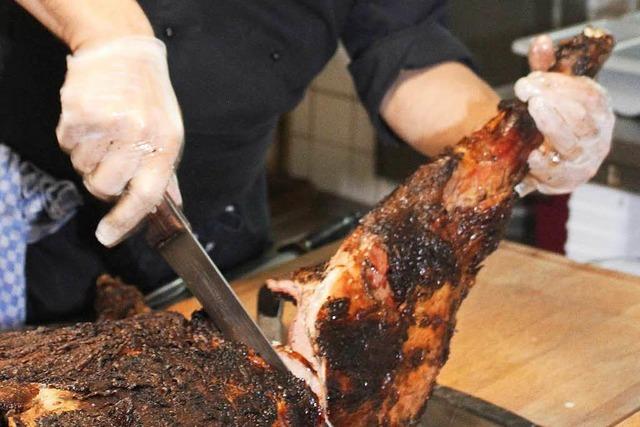 So wird in Eisenbach Wildschwein am Spie gegrillt