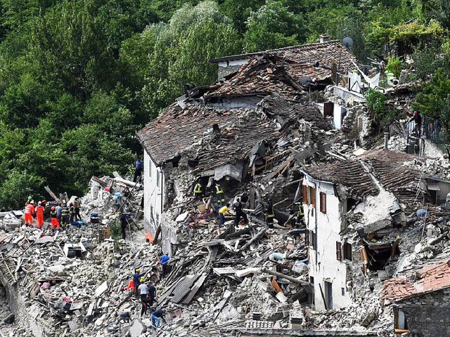 Bilder wie nach einem Bombardement: Re...erstrten Ortschaft Pescara del Tronto  | Foto: dpa