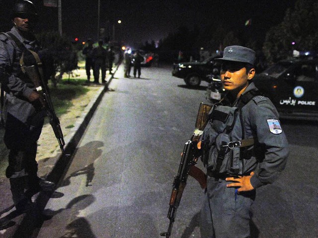Bewaffnete Sicherheitskrfte riegeln d...amerikanischen Hochschule in Kabul ab.  | Foto: dpa