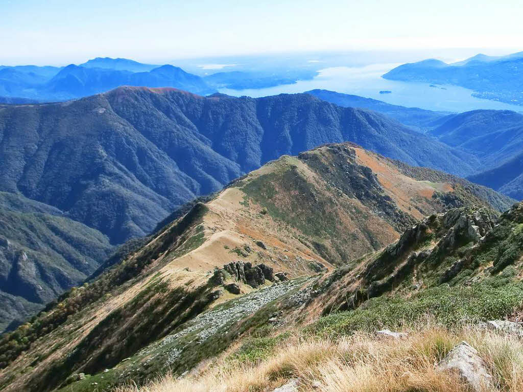 Blick von der Cima Sasso auf den Lago Maggiore. Fotografiert von Dieter Leeb aus RheinfeldenBZ Fotosommer: Wandern