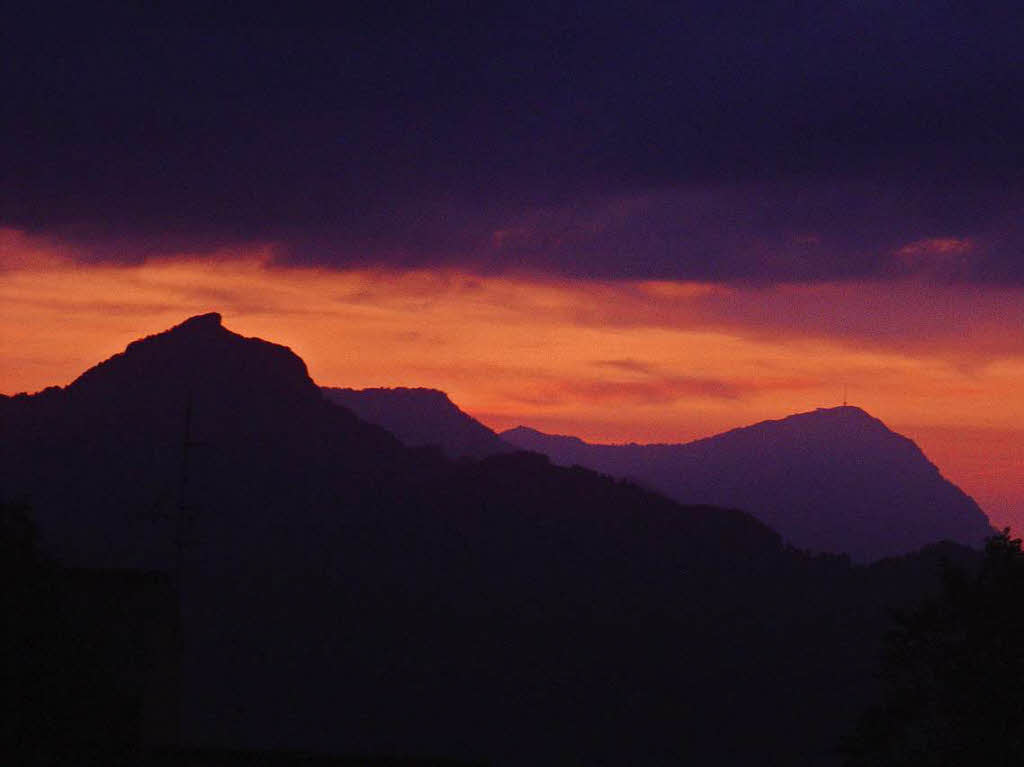 Frhmorgens bei Sonnenaufgang ging's vom Gipfel ins Tal oberhalb des Vierwaldstttersees. Aufgehnommen mit Canon Lenz 8x5 von Werner Nuss aus RheinfeldenBZ Fotosommer: Wandern
