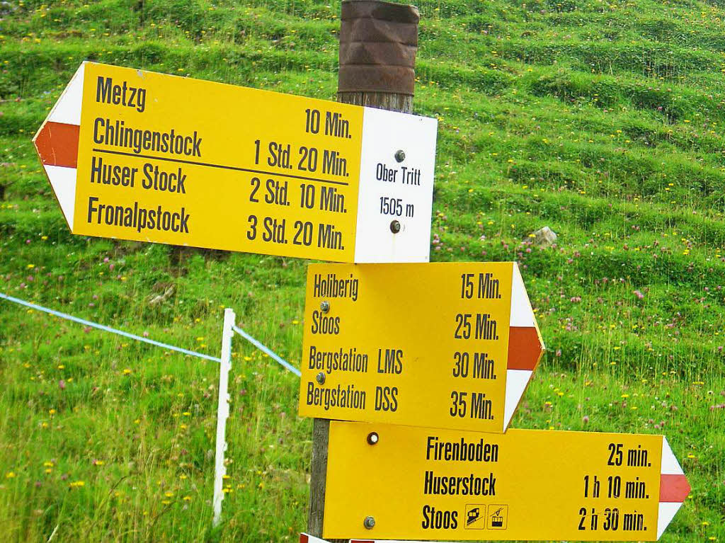 Auch im Gebirge immer den Schildern (und der Nase) nach vom Tal zum Gipfel kommen. Dies befolgte Werner Nuss aus Rheinfelden auf seinem Weg zum Stoos. Aufgenommen mit Canon Lenz 8x5BZ Fotosommer: Wandern