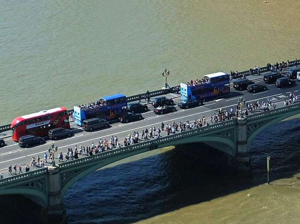 Sabine Keppler: Links volle und rechts leere Fahrbahn auf der Westminster Bridge. In London zum Big Ben fotografiert.