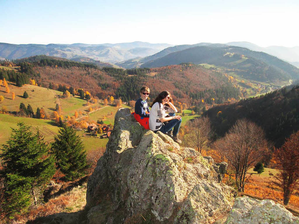Der Wanderer-Nachwuchs geniet auf dem Heideckfelsen am Sdhang des Belchen/Schwarzwald die Aussicht auf das Kleine Wiesental. Zusammen mit Monika Kiefer aus Wembach.BZ Fotosommer: Wandern
