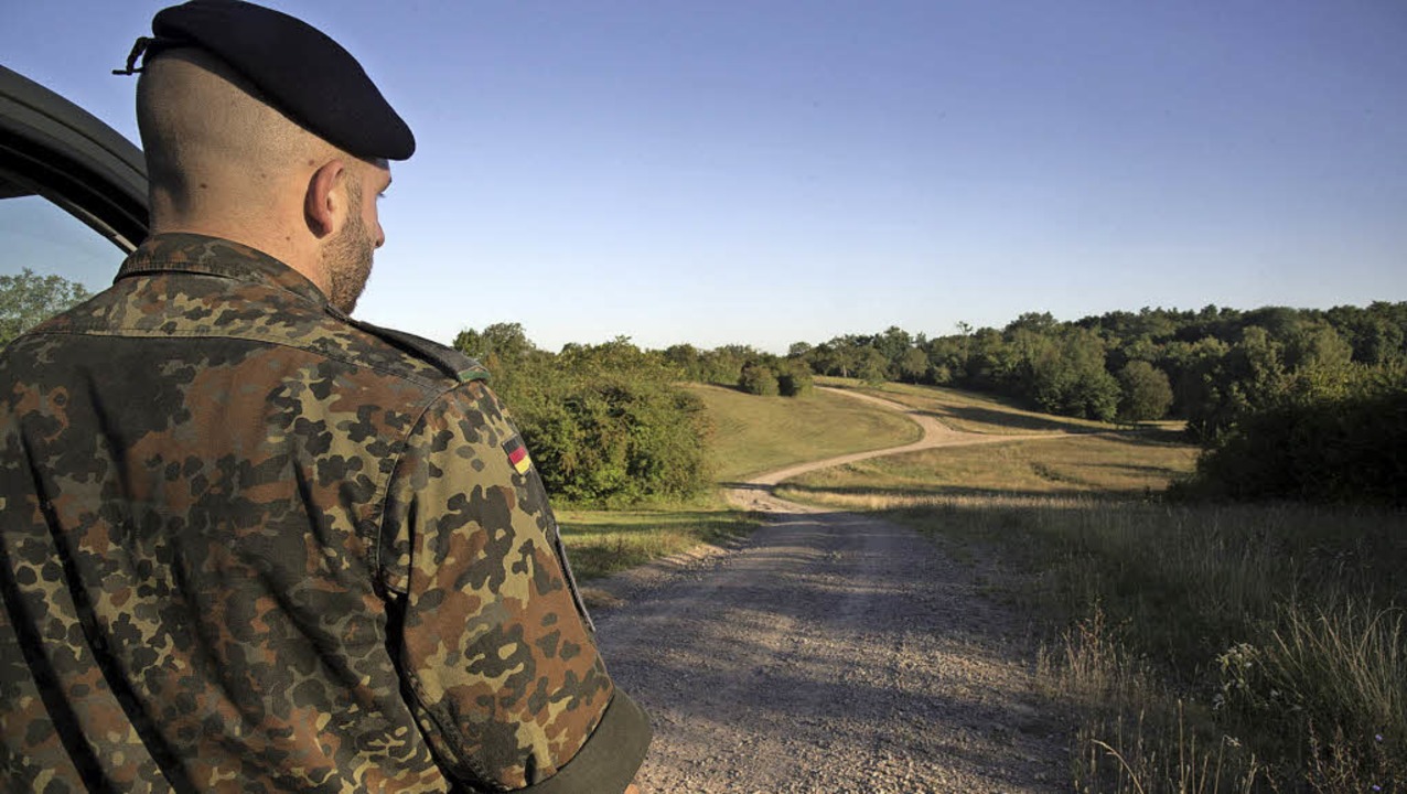 Soldaten kontrollieren mehrmals tglic...rt auch die Leinenpflicht fr Hunde.   | Foto: Volker Mnch