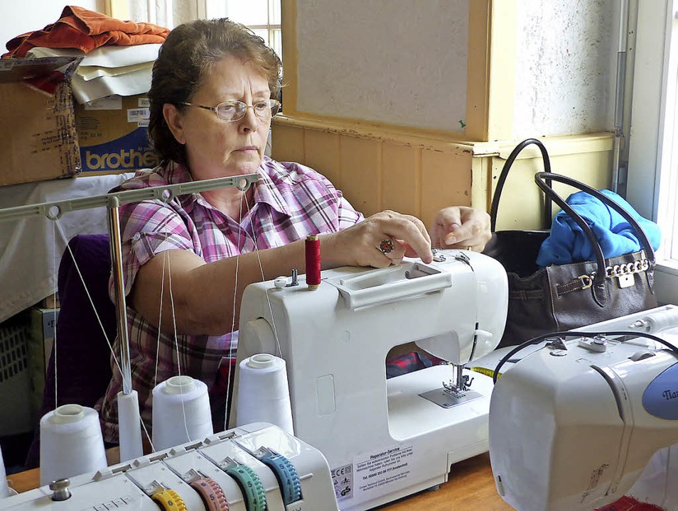 Irina Andreewa übernimmt für Gäste des...hmaschine kleinere Änderungsarbeiten.   | Foto: Freundeskreis