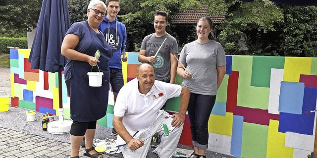 Sie strichen  die Mauer vor der Kirche...er  fs Sponsoring der Farben sorgte.   | Foto: privat