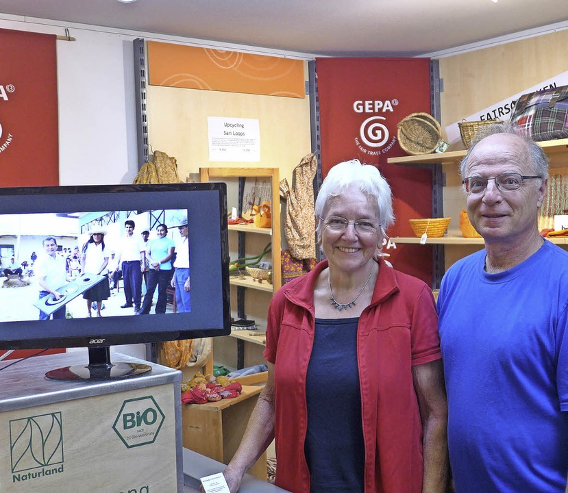 Doris Daute und  Andreas Marx vom Vors...ie Übergabe einer Kochplatte zu sehen.  | Foto: Ute Schöler