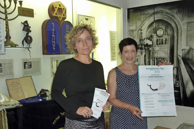 Monika Miklis und Carola Grasse im jd...und ein Bild der ehemaligen Synagoge.   | Foto: Leonie MEYER